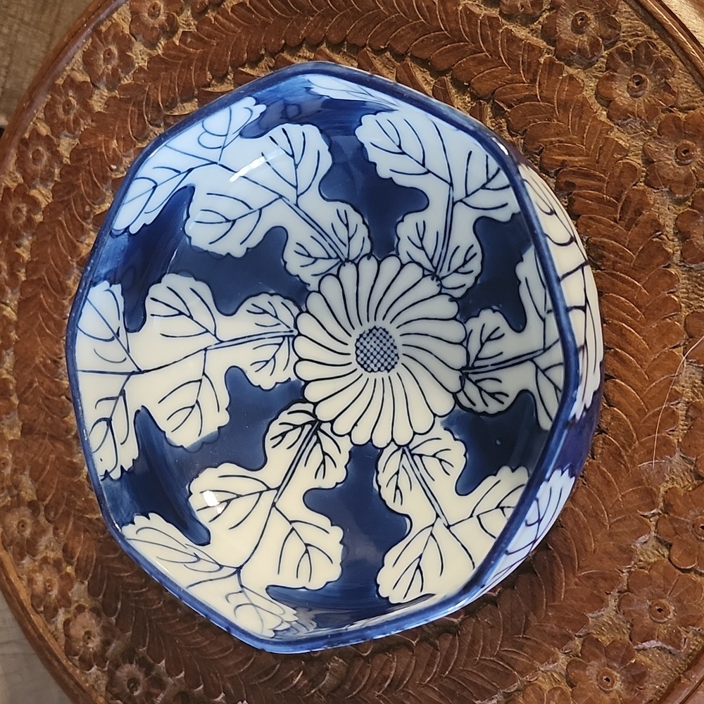 Vintage Rare Otagiri OMC blue and white radish leaf octagon bowl
